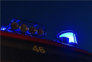  Ein Blaulicht ist auf einem Feuerwehr-Einsatzfahrzeug montiert. 