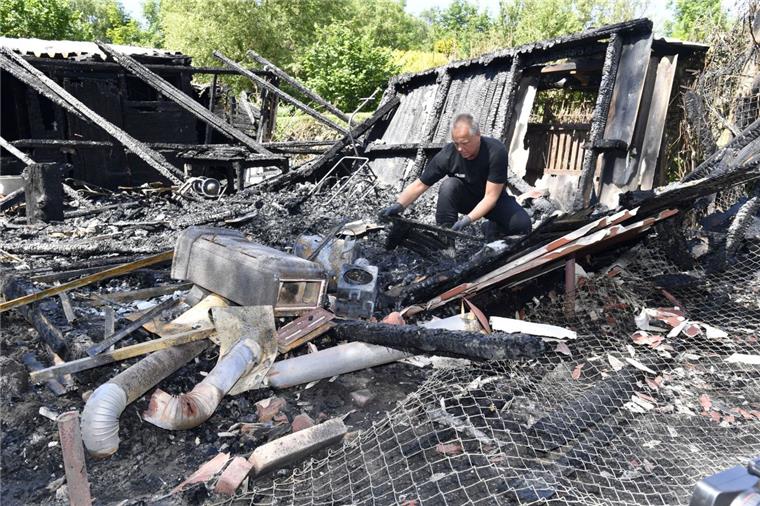 Großbrände in Bremerhaven-Lehe: Kripo geht von Brandstiftung aus Feuer in zwei Gartenlauben: Ermittler Axel Riek geht davon aus, dass die Brände gelegt wurden