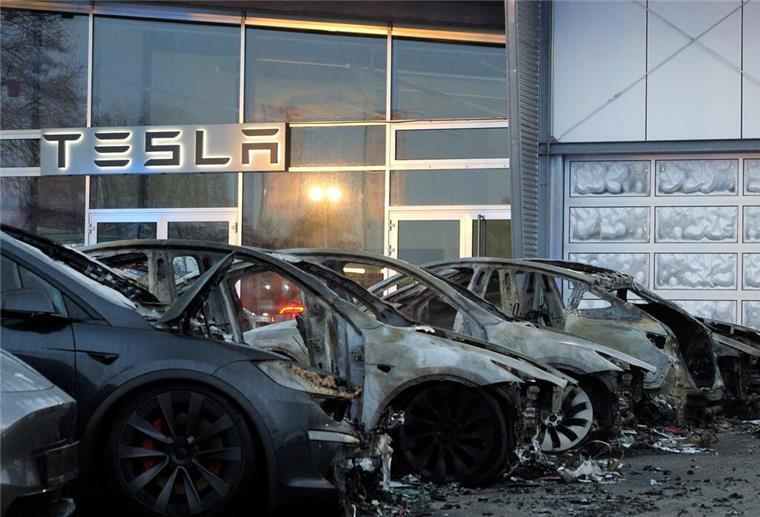 Sieben Tesla-Autos brennen in der Nacht: Brandstiftung oder Defekt? Ausgebrannte Autos vor einem Tesla-Händler in Ottersberg im Kreis Verden in Niedersachsen.