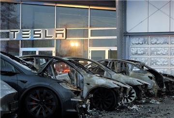 Ausgebrannte Autos vor einem Tesla-Händler in Ottersberg im Kreis Verden in Niedersachsen.