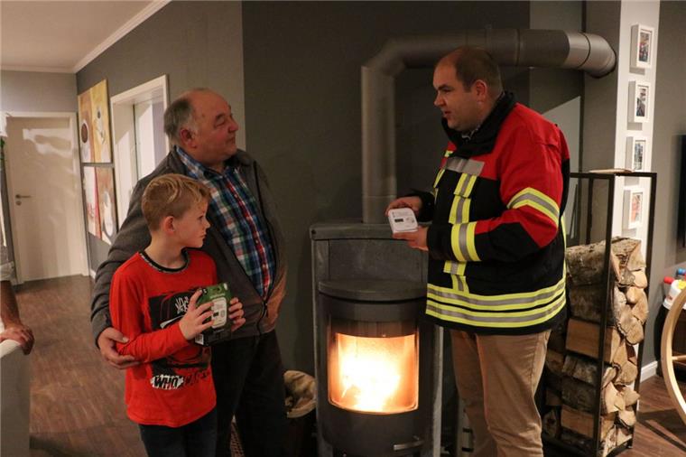 Feuerwehr Cuxland warnt: Defekte Heizungen können zur Todesfalle werden Feuerwehr-Gruppenführer Hauke Kahrs (rechts) zeigt Laurin (vorne) und Peter Heller einen Kohlenmonoxid-Melder.