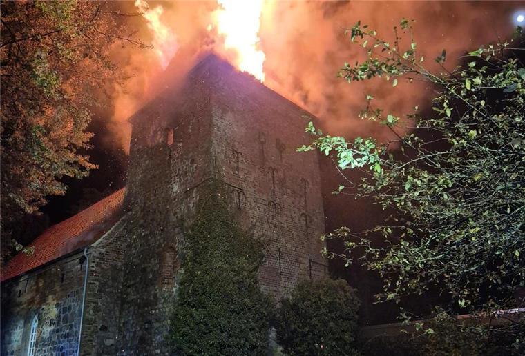 Kirchturm in Bremerhaven stand in Flammen: Feuerwehr verhindert Großbrand Bildnachweis: Feuerwehr Bremerhaven.Bildunterschrift: Brand Kirche Bremerhaven Wulsdorf