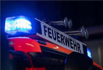 Ein Einsatzfahrzeug der Feuerwehr steht mit Blaulicht bei der Feuerwache. Wegen der verwinkelten Kellerräume war der Brand nicht leicht zu löschen. 