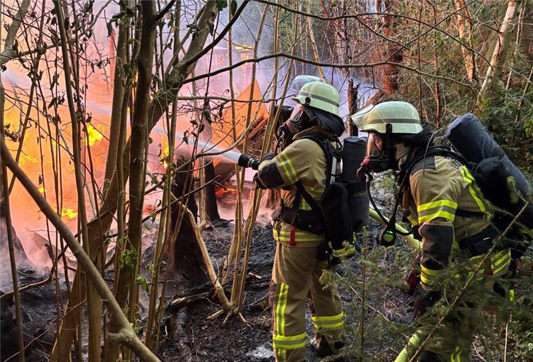 Feuerwehr stoppt Flammen in Gartenlaube. 