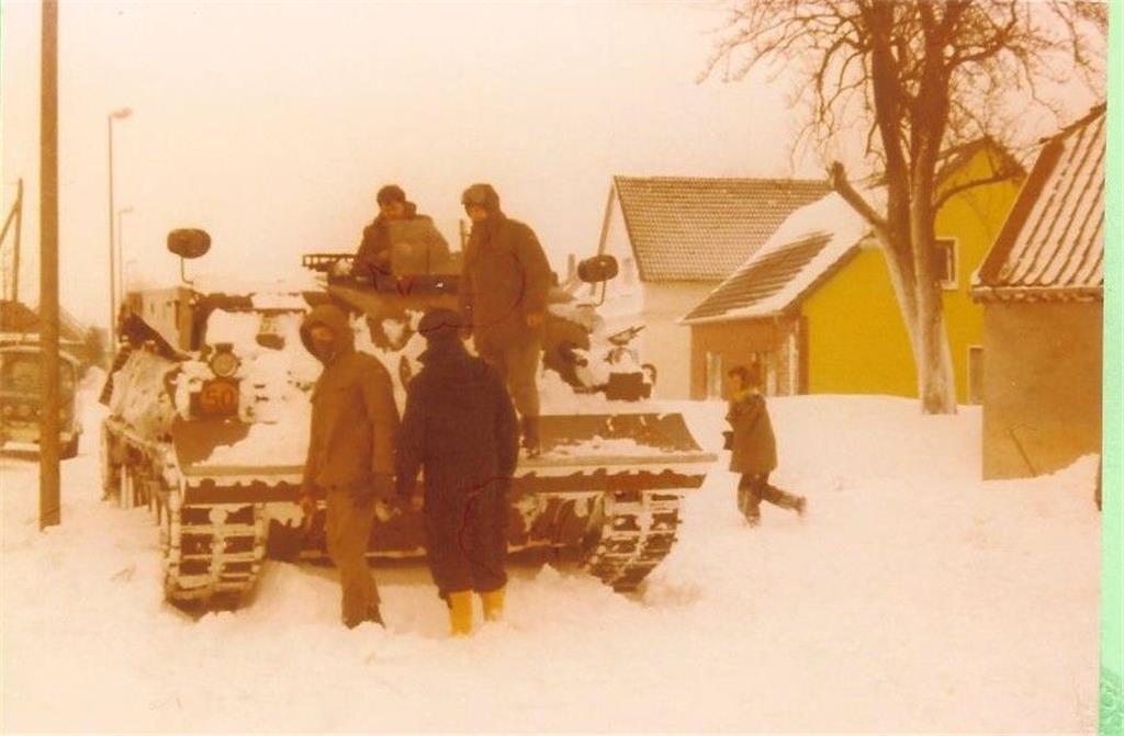 Feuerwehr und Bundeswehr zogen in Schweewarden Autos aus den Schnee. Sie hielten auch die Straße von Schweewarden nach Tettens frei, weil die Jarosit-Fahrzeuge der Zinkhütte nach Galing zur Deponie mussten.