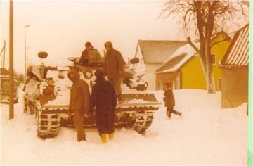 Feuerwehr und Bundeswehr zogen in Schweewarden Autos aus den Schnee. Sie hielten auch die Straße von Schweewarden nach Tettens frei, weil die Jarosit-Fahrzeuge der Zinkhütte nach Galing zur Deponie mussten.