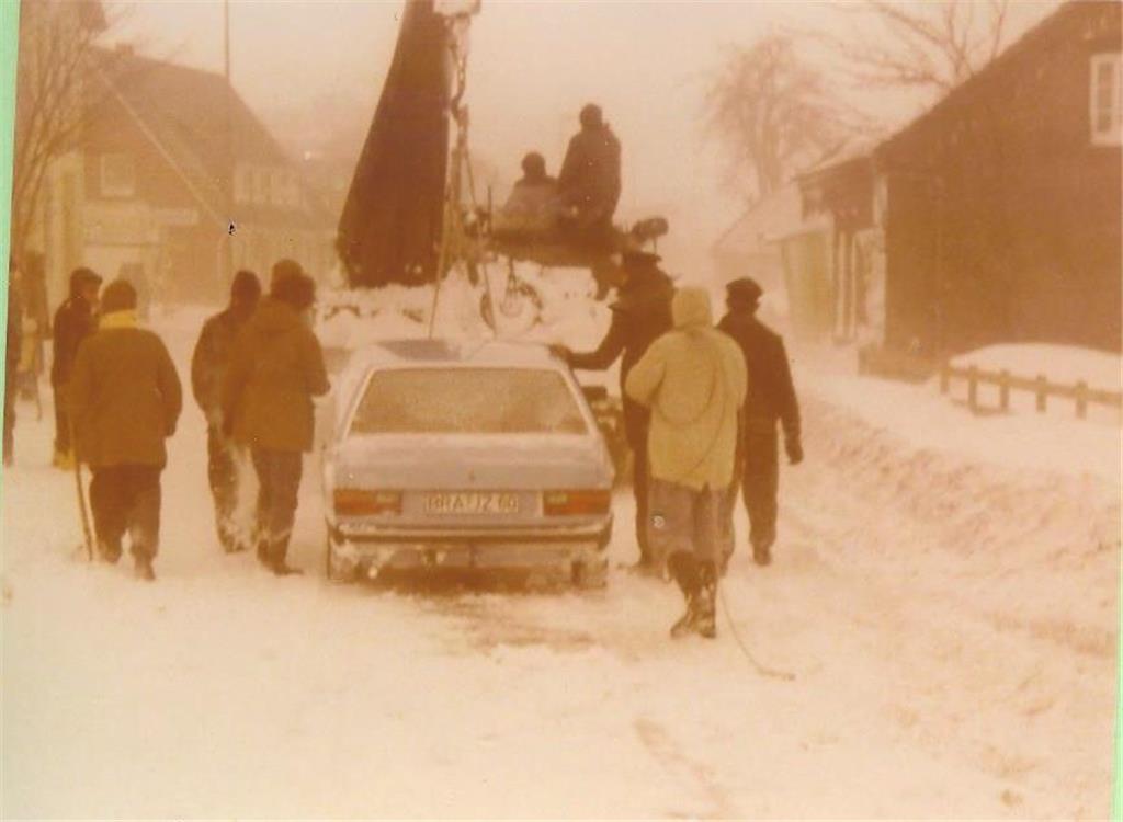 Feuerwehr und Bundeswehr zogen in Schweewarden Autos aus den Schnee. Sie hielten auch die Straße von Schweewarden nach Tettens frei, weil die Jarosit-Fahrzeuge der Zinkhütte nach Galing zur Deponie mussten.