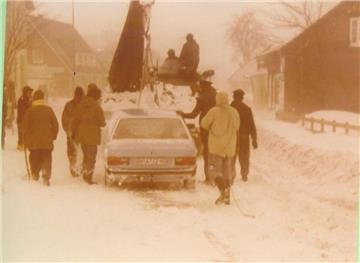Feuerwehr und Bundeswehr zogen in Schweewarden Autos aus den Schnee. Sie hielten auch die Straße von Schweewarden nach Tettens frei, weil die Jarosit-Fahrzeuge der Zinkhütte nach Galing zur Deponie mussten.
