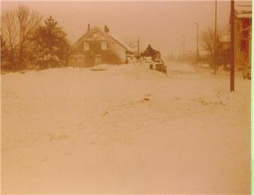 Feuerwehr und Bundeswehr zogen in Schweewarden Autos aus den Schnee. Sie hielten auch die Straße von Schweewarden nach Tettens frei, weil die Jarosit-Fahrzeuge der Zinkhütte nach Galing zur Deponie mussten.