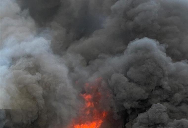 Polizei warnt vor starker Rauchentwicklung durch Großbrand bei Borchel Brandwolken