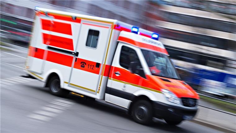 Fahrer nach Unfall in Hoogstede lebensgefährlich verletzt Feuerwehr und Rettungskräfte verhinderten Schlimmeres, nachdem ein Wagen in Hoogstede gegen einen Baum geprallt und in Brand geraten war. (Symbolbild)