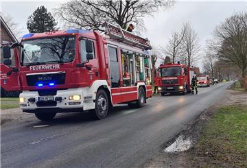 Feuerwehr und Schornsteinfeger entdeckten am Schornstein einen Schwelbrand.