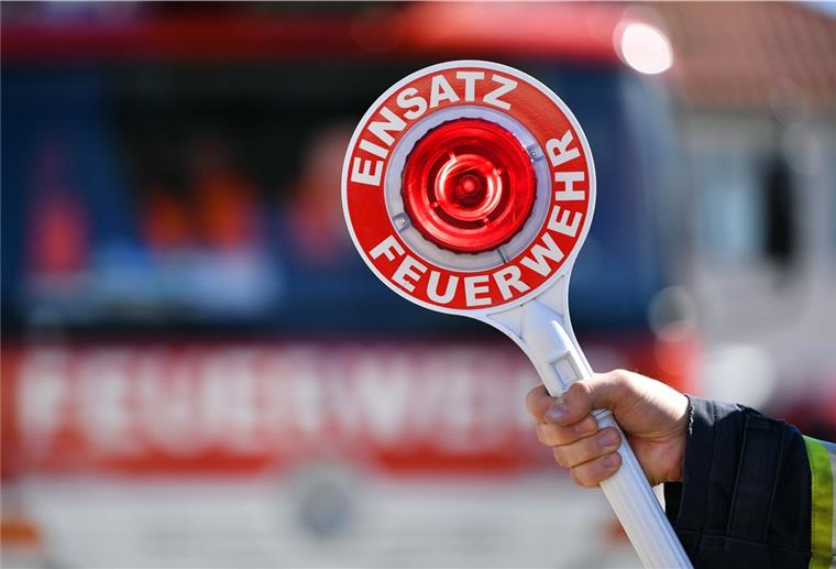 Schornsteinbrand in Debstedt Thüringen, Sondershausen: «Einsatz Feuerwehr» steht auf einer Warnkelle der Freiwilligen Feuerwehr in Sondershausen