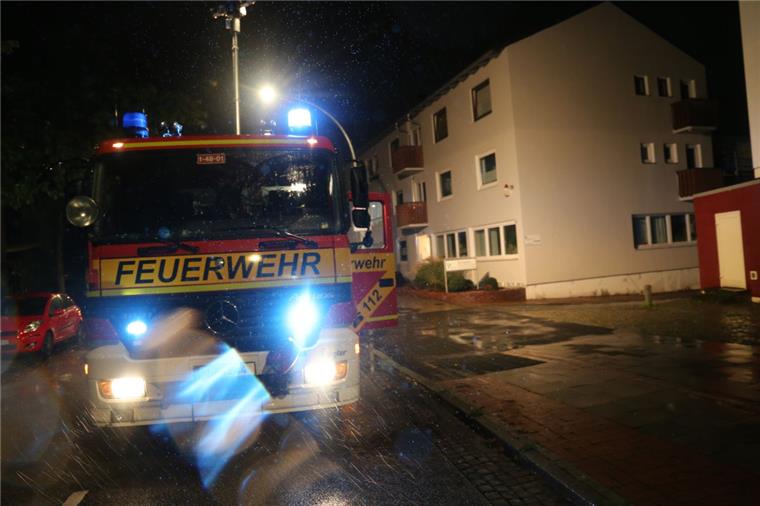Verrauchter Keller: Feuerwehreinsatz an der Deichstraße Feuerwehreinsatz an der Deichstraße: In einem Keller hat Unrat Feuer gefangen.