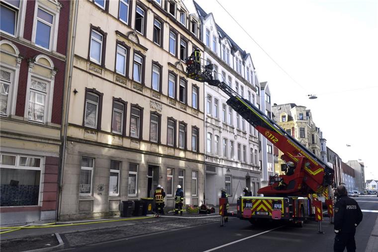 Feuerwehreinsatz in der Rickmersstraße. Im Hausflur brannte Müll. Der Rauch versperrte den Bewohnern den Fluchtweg. 
