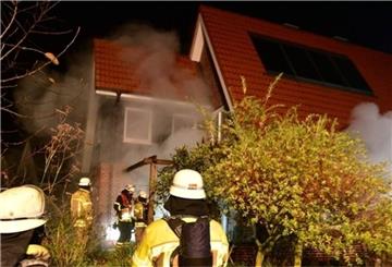 Feuerwehreinsatz in Stade. Rauch dringt aus einem Wohnhaus.