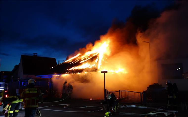 Bremerhaven: In Wulsdorf brennt ein Bungalow nieder Feuerwehreinsatz in Wulsdorf.