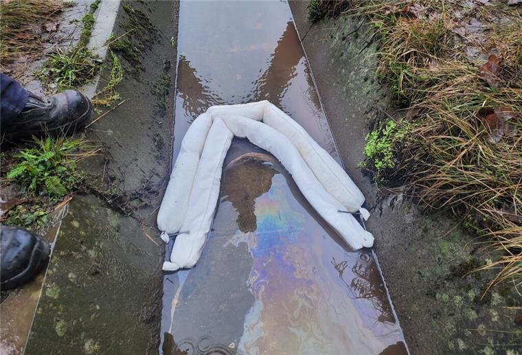 Visselhövede: Auslaufendes Öl gelangt in Regenwasserkanal und in die Lehrde Feuerwehren aus Visselhövede und Hastedt werden am Samstag zu einer Gewässerverunreinigung gerufen. Mit Ölsperren wird auslaufendes Öl in der Lehrde aufgefangen.