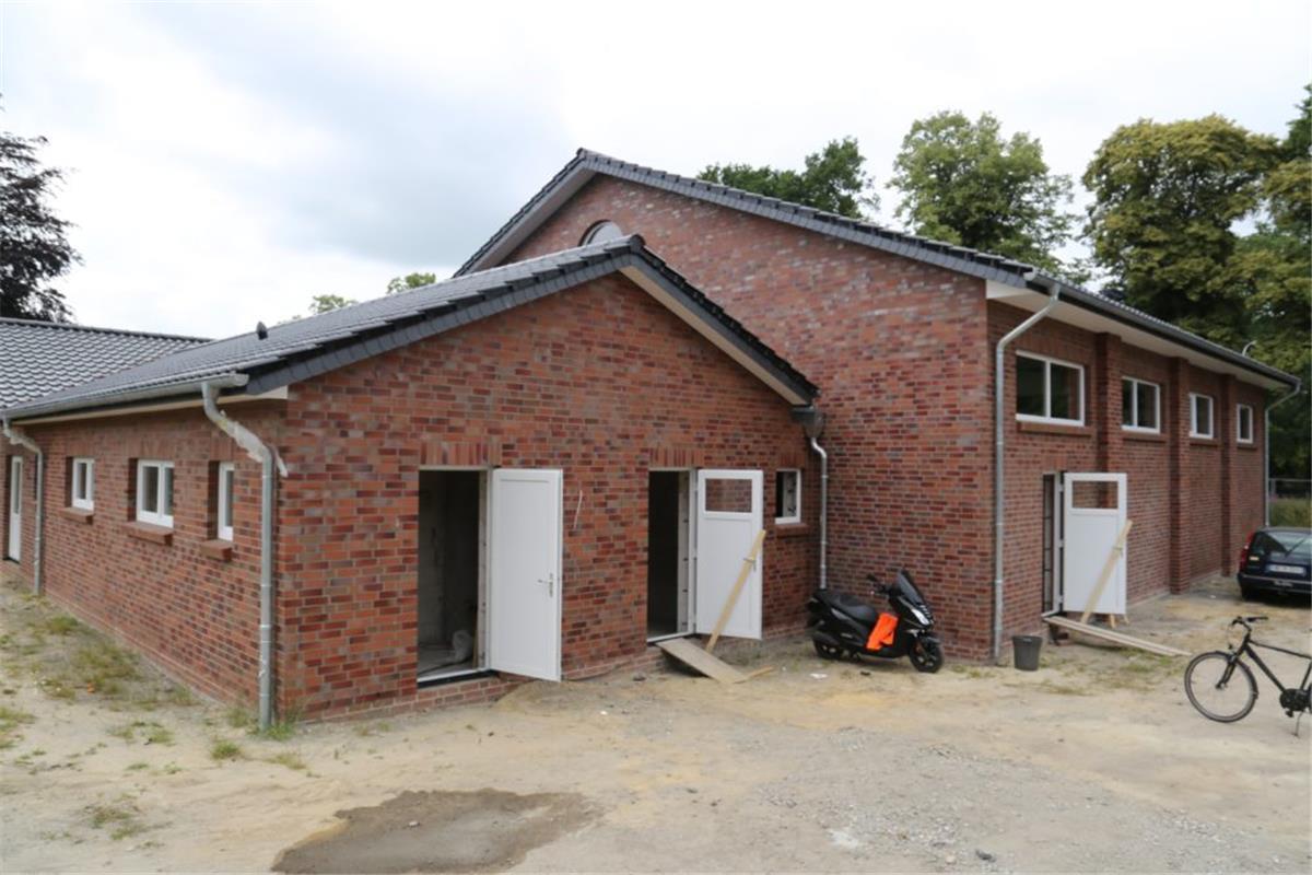 Feuerwehrhaus Lehnstedt: Außen ist alles dicht – Innen sind die Handwerker unterwegs.