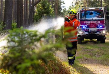 Feuerwehrkräfte üben den Einsatz vom Waldbrandtanklöschfahrzeug CCFM 3000.