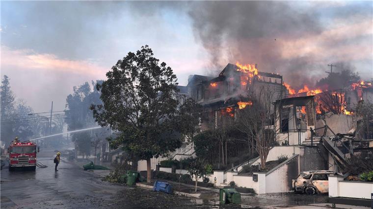 Feuerwehrleute arbeiten in Los Angeles daran, einen Hausbrand zu löschen.