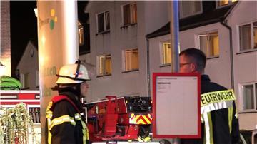 Feuerwehrleute arbeiten vor einem Seniorenheim.