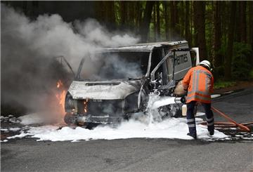 Feuerwehrleute aus Hepstedt, Kirchtimke und Tarmstedt löschten das Fahrzeug.