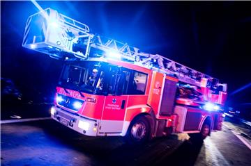 Feuerwehrleute befreiten das vierjährige Kind aus der verrauchten Wohnung.