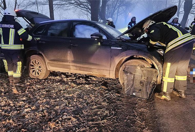 Mit 2,0 Promille im Nebel unterwegs – 20-Jähriger prallt frontal gegen Baum Feuerwehrleute bei der Arbeit an der Unfallstelle