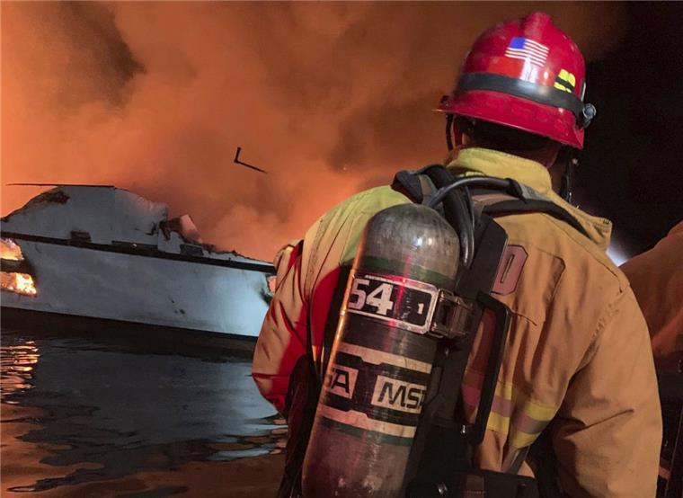 Feuerwehrleute bekämpfen den Bootsbrand vor der Küste Südkaliforniens. 