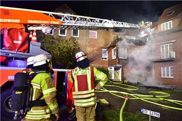 Feuerwehrleute bekämpfen einen Brand in der Stader Altstadt. 

 