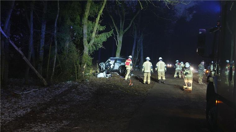 Feuerwehrleute bergen ein bei Glätte im Landkreis Oldenburg von der Straße abgekommenes Auto.