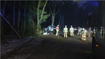 Feuerwehrleute bergen ein bei Glätte im Landkreis Oldenburg von der Straße abgekommenes Auto.