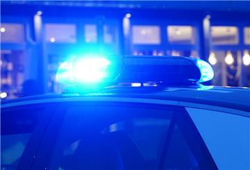  Ein Blaulicht leuchtet auf dem Dach eines Polizeiautos während einer Polizeiabsperrung. 