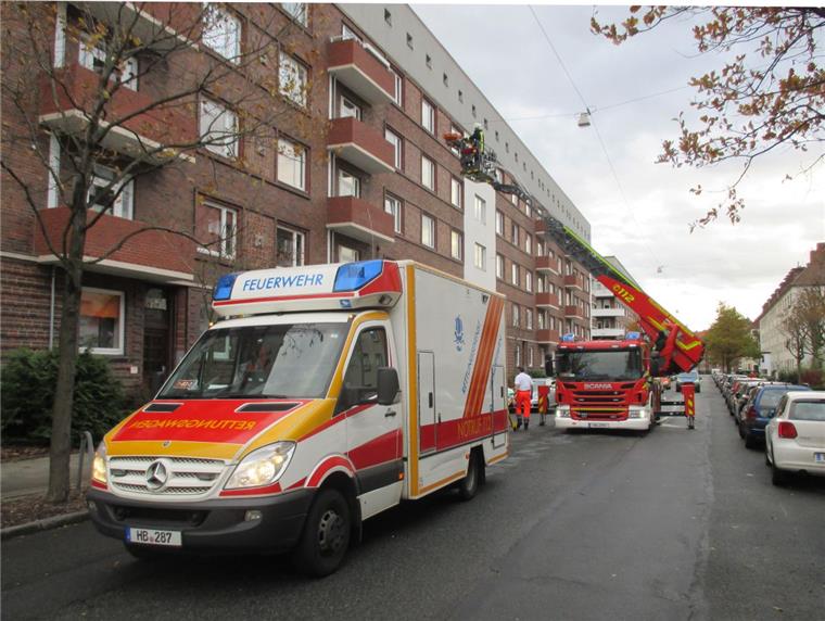 Feuerwehrleute haben eine Person per Drehleiter in der Bürgermeister-Smidt-Straße gerettet. 