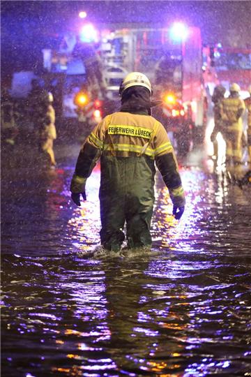 Feuerwehrleute hatten in Lübeck (Schleswig-Holstein) alle Hände voll zu tun. 
