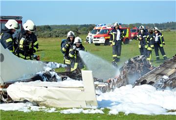 Feuerwehrleute löschen auf Borkum ein in Brand geratenes Flugzeug.