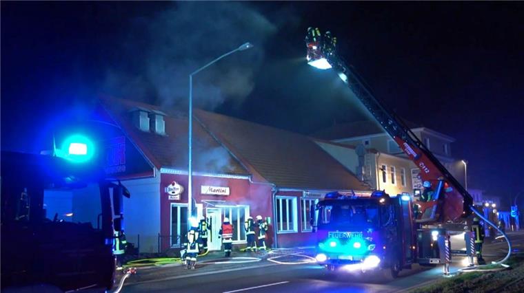 Hakenkreuz und Brand in Restaurant in Syke – Staatsschutz ermittelt Feuerwehrleute löschen aus dem Korb einer Drehleiter heraus den Brand in einem Restaurant in Syke.