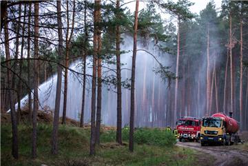 Feuerwehrleute löschen in der Nähe der evakuierten Ortschaft Alt Jabel einen großflächigen Waldbrand. Wegen des Brandes auf dem ehemaligen Truppenübungsplatz bei Lübtheen in Mecklenburg-Vorpommern mussten Hunderte Menschen ihre Wohnungen verlassen. 