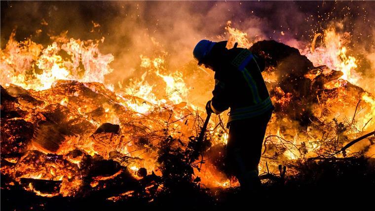 Feuerwehrleute löschten das Osterfeuer in der Gemeinde Harsum. (Symbolbild)