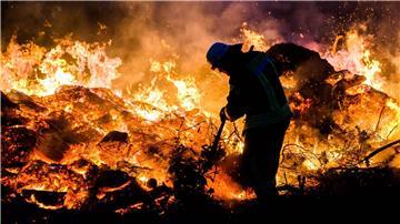 Feuerwehrleute löschten das Osterfeuer in der Gemeinde Harsum. (Symbolbild)
