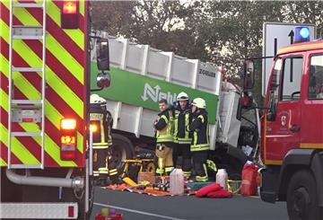 Feuerwehrleute stehen neben einem verunglückten LKW. Bei einem Verkehrsunfall im friesischen Jever sind drei Menschen ums Leben gekommen.