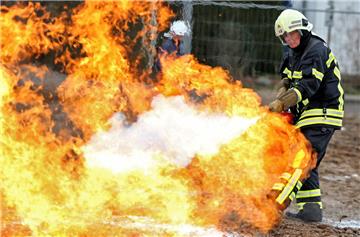 Feuerwehrleute und Sanitäter kommen auf je 96, Krankenschwestern und Pfleger auf 95 Prozent Zuspruch. Die drei Berufsgruppen verteidigen damit ihre Spitzenplatzierungen aus der Befragung von 2014.