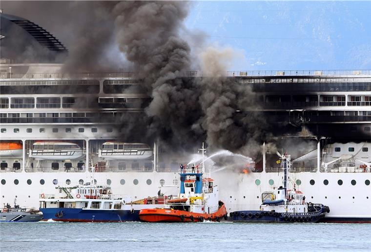 „MSC Lirica“: Es lag an den Rettungsbooten Feuerwehrleute versuchen von Schiffen aus das Feuer auf der «MSC Lirica» zu löschen.