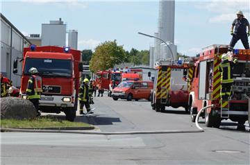 Feuerwehrleute von diversen Wehren aus der Samtgemeinde Zeven und umliegenden Kommunen rückten am Mittwoch im Industriegebiet in Zeven-Aspe an.
