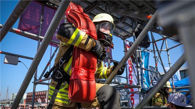 Feuerwehrmann Philipp Reumann von der Feuerwehr Eckwarden bei der Firefighter Combat Challenge.
