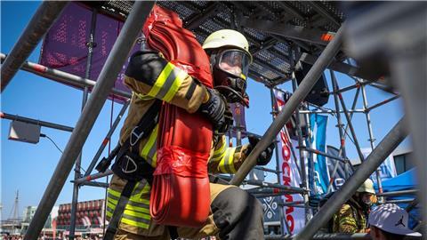 Feuerwehrmann Philipp Reumann von der Feuerwehr Eckwarden bei der Firefighter Combat Challenge.