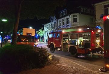 Feuerwehrwehrfahrzeuge an der Einsatzstelle in der Rotenburger Innenstadt.