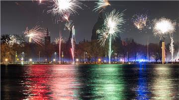 Feuerwerk explodiert am Himmel über dem Maschsee und dem Neuen Rathaus (Aufnahme mit langer Verschlusszeit).