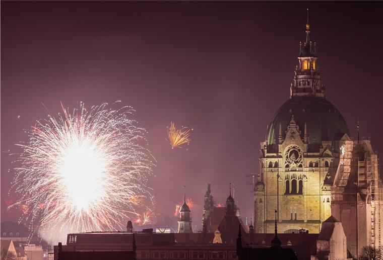 Niedersachsen: Gericht hebt Böller-Verbot auf Feuerwerk explodiert in der vergangenen Silvesternacht neben der Kuppel des Neuen Rathausesin Niedersachsens Hauptstadt Hannover. Auch in diesem Jahr ist das nun erlaubt.